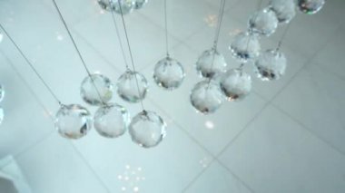 Kristalleri portre. Kristal modern avize ayrıntılı arka plan. Elmas parlayan yansıma yanıp sönen ile asılı. Ağır çekim 240 fps. Yüksek hızlı kamera çekim. Full Hd 1080p