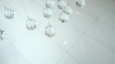 Kristalleri portre. Kristal modern avize ayrıntılı arka plan. Elmas parlayan yansıma yanıp sönen ile asılı. Ağır çekim 240 fps. Yüksek hızlı kamera çekim. Full Hd 1080p