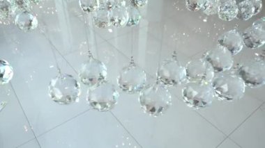 4k kristalleri portre. Kristal modern avize ayrıntılı arka plan. Elmas parlayan yansıma yanıp sönen ile asılı. Yüksek hızlı kamera iç çekim