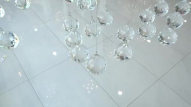 4k kristalleri portre. Kristal modern avize ayrıntılı arka plan. Elmas parlayan yansıma yanıp sönen ile asılı. Yüksek hızlı kamera iç çekim