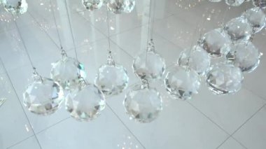 4k kristalleri portre. Kristal modern avize ayrıntılı arka plan. Elmas parlayan yansıma yanıp sönen ile asılı. Yüksek hızlı kamera iç çekim