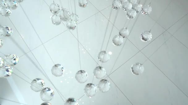 Close-up van de kristallen. Crystal moderne kroonluchter detail achtergrond. Opknoping diamanten met knipperende lichtend reflectie. Slow motion 240 fps. Hoge snelheidscamera geschoten. Full Hd 1080p — Stockvideo