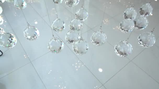 Kristalle Nahaufnahme. Kristall modernen Kronleuchter Detail Hintergrund. Hängende Diamanten mit blinkendem Glanz. Zeitlupe 240 fps. High-Speed-Kamerafahrt. voll hd 1080p