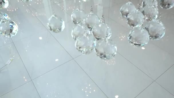 4k kristallen close-up. Crystal moderne kroonluchter detail achtergrond. Opknoping diamanten met knipperende lichtend reflectie. Hoge snelheidscamera geschoten interieur — Stockvideo