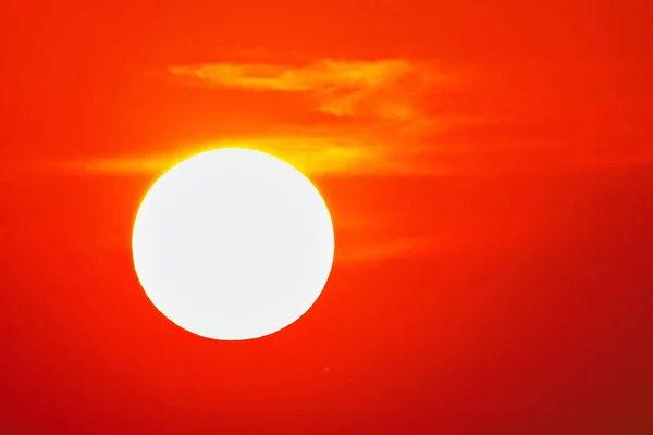 红色充分的太阳自然室外夏天 — 图库照片