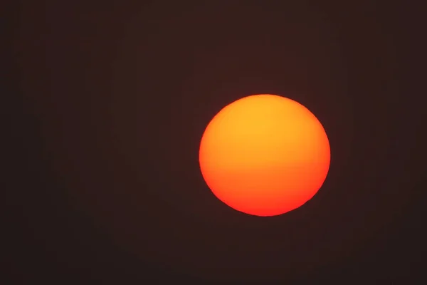 红色充分的太阳自然室外夏天 — 图库照片