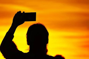 İnsanların Sillouette seyretmek için günbatımı zamanı altın gökyüzü arka plan üzerinde.                      