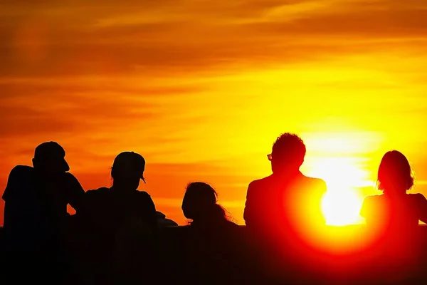 Силует Людей Дивитися Захід Сонця Під Час Заходу Сонця Фон — стокове фото