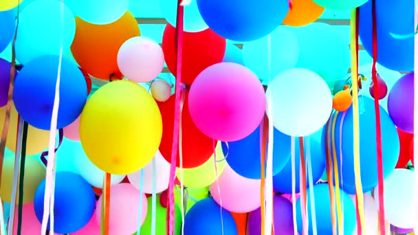 Kleurrijke Ballons Met Linten — Stockvideo