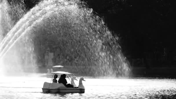 Super Slow Monochrome Fountain Ship City — Stock Video