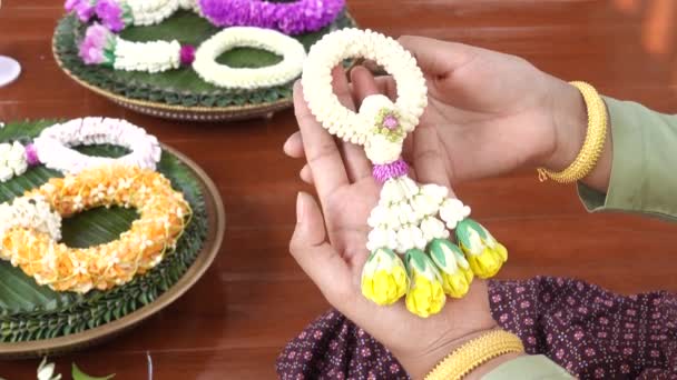 制作美丽的婚礼花环在手妇女花 — 图库视频影像