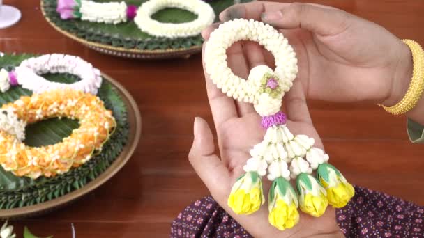 Fez Belas Guirlandas Casamento Flor Mulher Mão — Vídeo de Stock