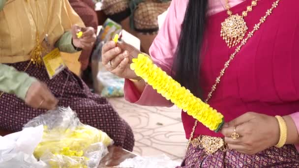 Made Beautiful Wedding Garlands Hand Woman Flower — Stock Video