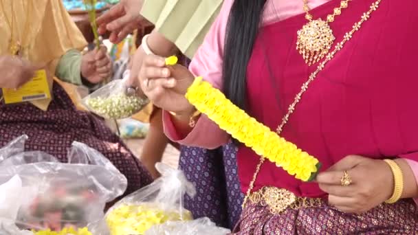 Fez Belas Guirlandas Casamento Flor Mulher Mão — Vídeo de Stock