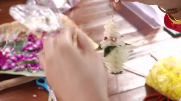 Fez Belas Guirlandas Casamento Flor Mulher Mão — Vídeo de Stock