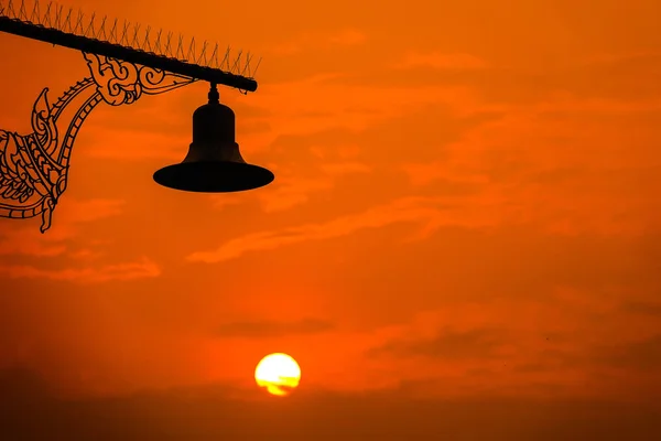 Schöne Volle Sonnenuntergang Und Silhouette Lampe Sonnenlicht Himmel Orange Hintergrund — Stockfoto
