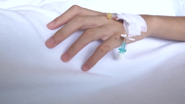 Patiënten Behandeld Met Zoutoplossing — Stockvideo