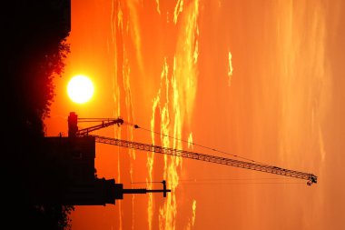 Sloane kilise çatısına Vinçler çapraz bina günbatımı siluet İnşaat