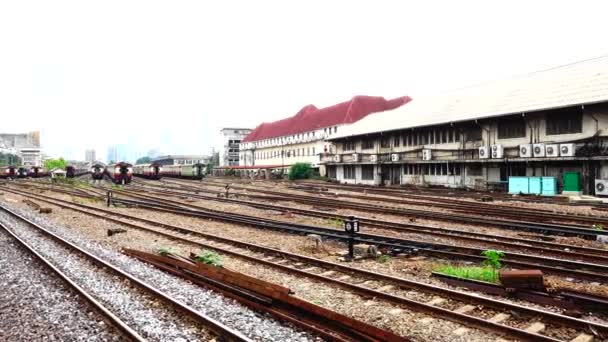 Tren Las Vías Del Tren Estación Que Lleva Transporte Ciudad — Vídeo de stock