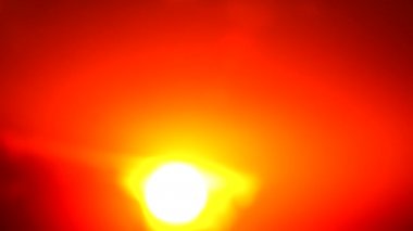 4k Büyük güneş batımı gökyüzü turuncu gökyüzü turuncu yaz doğumu gümüş astar ve turuncu gökyüzünde bulut