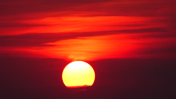 4K大きな太陽の夕日空オレンジスカイオレンジ屋外夏の自然日の出シルバーライニングとオレンジの空の雲 — ストック動画