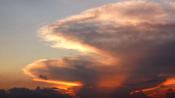 4K大きな太陽の夕日空オレンジスカイオレンジ屋外夏の自然日の出シルバーライニングとオレンジの空の雲 — ストック動画