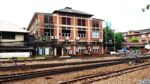 4K线列车在车站列车轨道上通往城市交通要道 — 图库视频影像