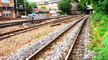 Tren istasyonundaki 4k treni şehir taşımacılığında ilerliyor.