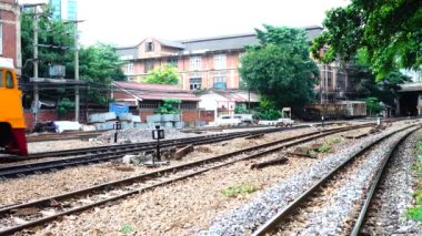 Tren istasyonundaki 4k treni şehir taşımacılığında ilerliyor.