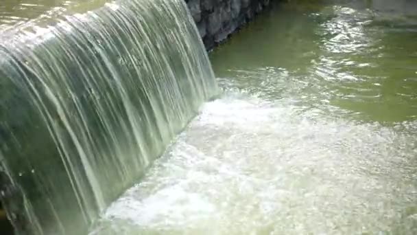 1080P Super Langsamen Damm Und Mini Wasserfall Natur Backback — Stockvideo