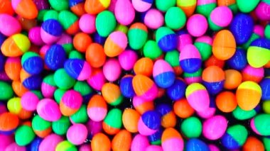4k Kırmızı turuncu ping mavi plastik top oyun sahasında.