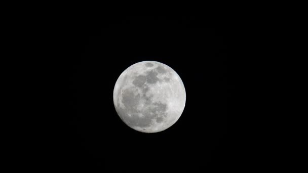Lune 4K dans la nuit le ciel sombre 