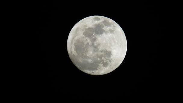 Lune 4K dans la nuit le ciel sombre 