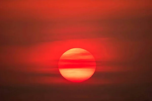 Μεγάλο Ηλιοβασίλεμα Ήλιος Ουρανός Πορτοκαλί Ουρανός Κόκκινο Σύννεφο Υπαίθρια Καλοκαίρι — Φωτογραφία Αρχείου