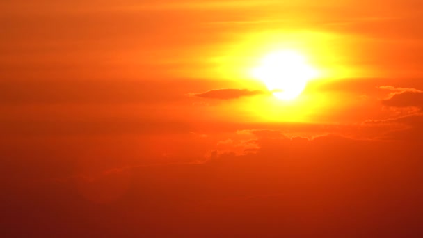 夕阳西下 橙色的天空 红色的云彩 户外夏天的大自然 背对着大海的落日 — 图库视频影像