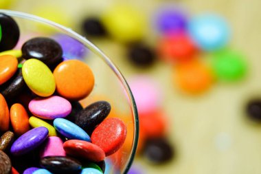  Arka planda çok renkli, tatlı çikolata şekeri.