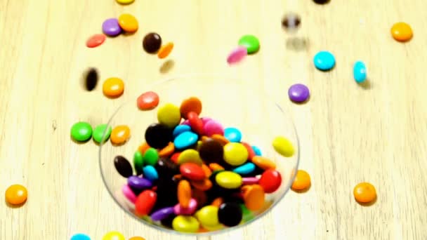 1080P Super Langsam Bunte Süße Schokolade Bonbons Auf Hintergrund — Stockvideo