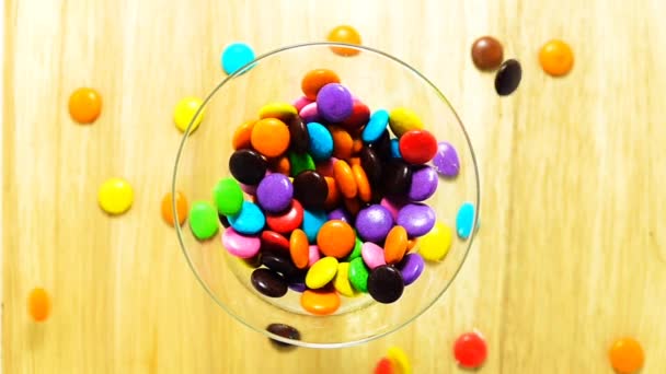 1080P Super Langsam Bunte Süße Schokolade Bonbons Auf Hintergrund — Stockvideo