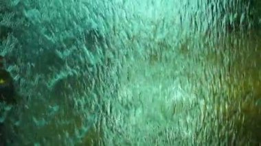 HD 1080 süper yavaş su perdesi su soyut arkaplanını kapatın.