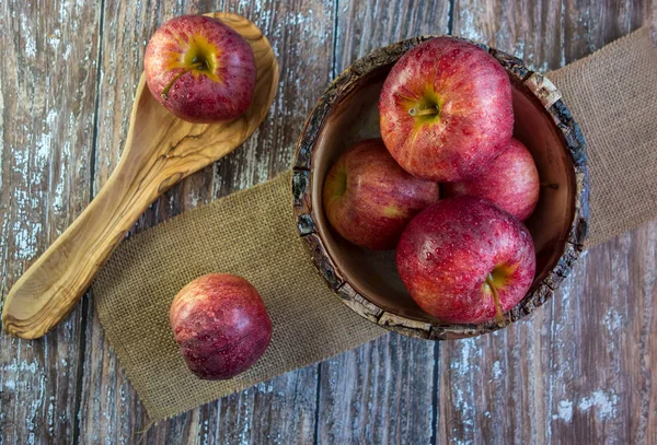 Manzanas en tazón de madera Fotos de stock libres de derechos