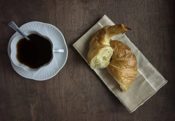 Croissanter och kaffe ovanifrån Royaltyfria Stockbilder