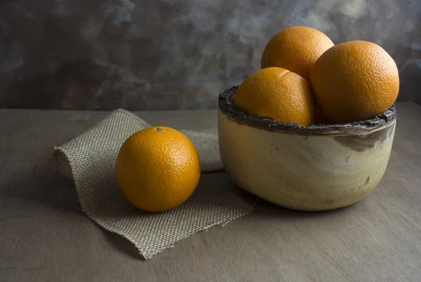 Apelsiner i trä skål Stockfoto