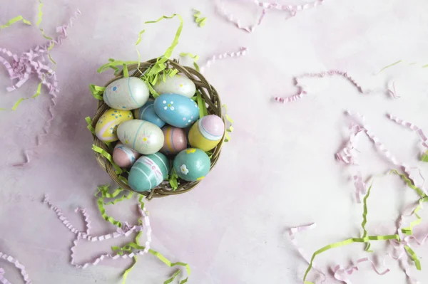 Huevos de Pascua en cesta Imágenes de stock libres de derechos