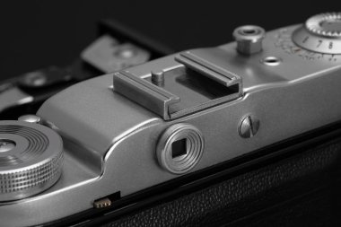 Eski bir film kamerasında küçük bir ekran görüntüleyici.