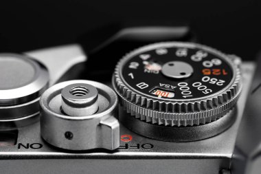 Hızlı arama, kepenk açma düğmesi ve eski kameranın rüzgar manivelası.