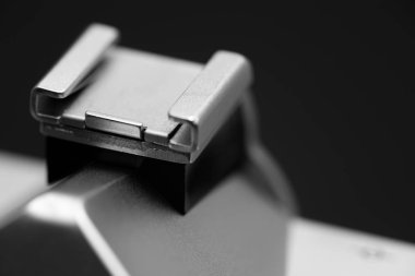 Soğuk ayakkabı bağcığı klasik film kamerası.