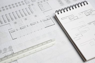 Mimari ölçek cetvel, dizüstü bilgisayar ve çalışma tablosu üzerine bina planı