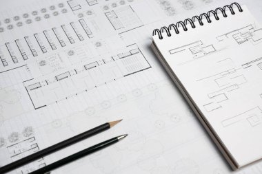 Kalem, mekanik kalem, defter ve çalışma tablosu üzerinde çalışma planı