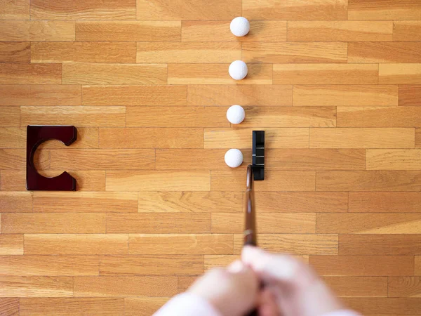 Mulher Jogando Minigolfe Casa Fique Casa Conceito — Fotografia de Stock