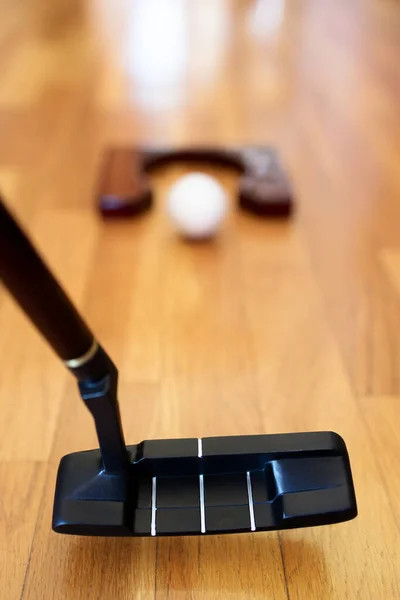 Evde mini golf oynuyorum.